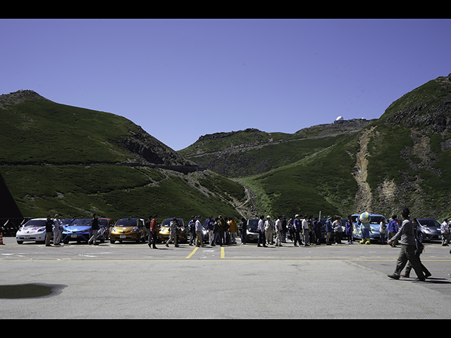 ▲70人以上が約20台の車両に分乗してスタートした後、畳平で「rally」、再び結集しました