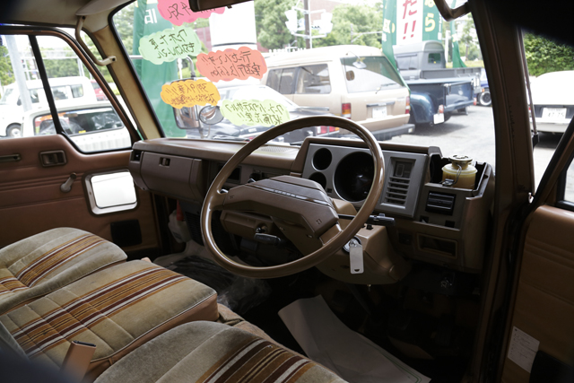 ▲インパネも今の車にない雰囲気。フラットなダッシュボードは小物を置くのにも便利です