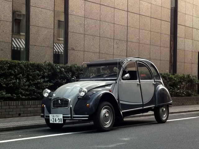 ▲とことん設計が古いものでも構わないなら、いっそシトロエン 2CV生活を始めてみるのも素敵だ。クーラーがないため真夏の日中は実質使用不能だが、それ以外の季節は今なお普通に使える車だ
