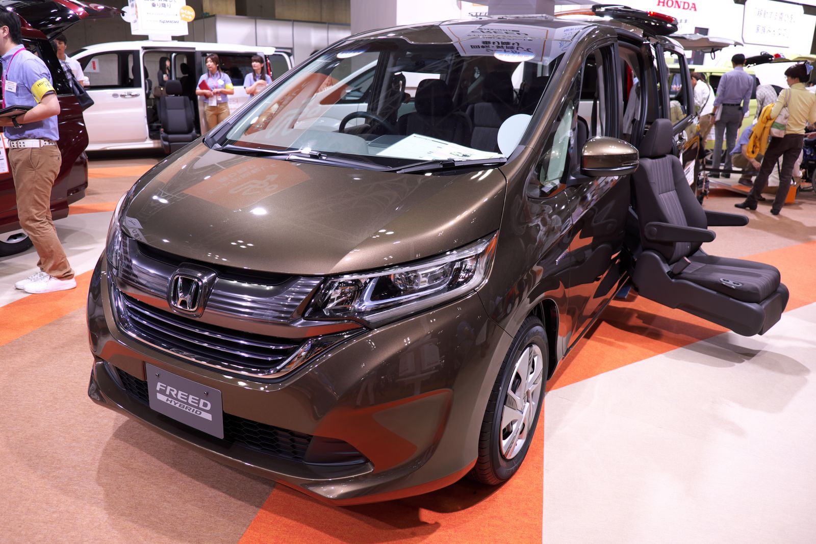 ▲写真の2列目回転&昇降シート車にはハイブリッドカーも設定されているが、3列目シートがなく、乗車定員は4名となる。助手席回転&昇降シート車はガソリン車のみとなるが、乗車定員は6名だ