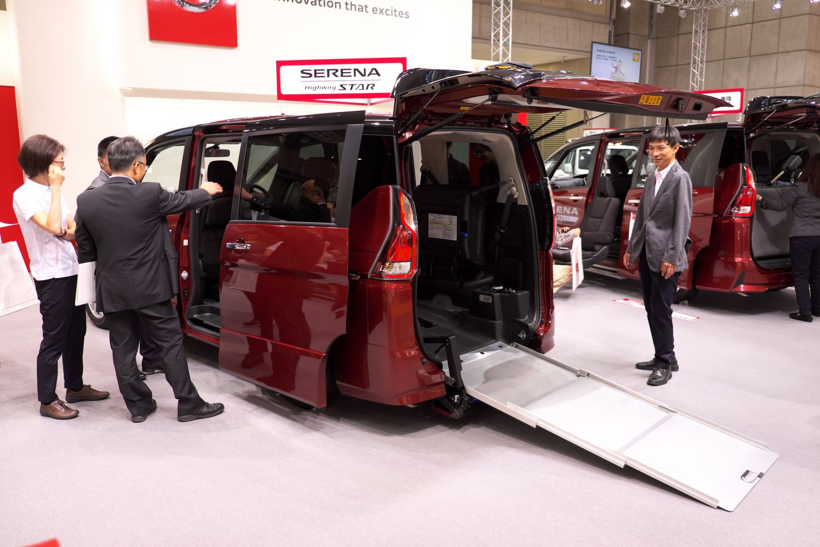 ▲来春発売予定のセレナの車いす仕様車。旧型では3列目部分だった車いすの位置を2列目としたので、運転席から近く、通院などでドライバーと2名きりで移動する際の孤独感がなくなる。3列目シートも使えるので、車いすの人を囲むように家族みんなで出かけることもできる