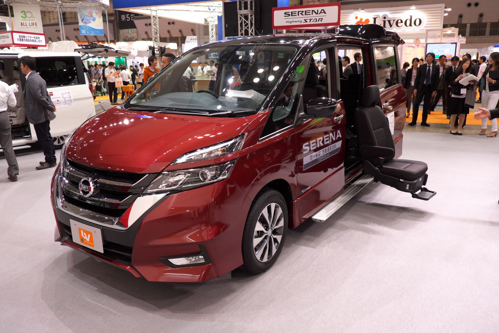 ▲写真のセレナの2列目回転&昇降シート車と助手席回転&昇降シート車はいずれもハイブリッドカー。ハイウェイスターの設定もある。2列目回転&シート車の乗車定員は7名、助手席回転&昇降シート車は8名
