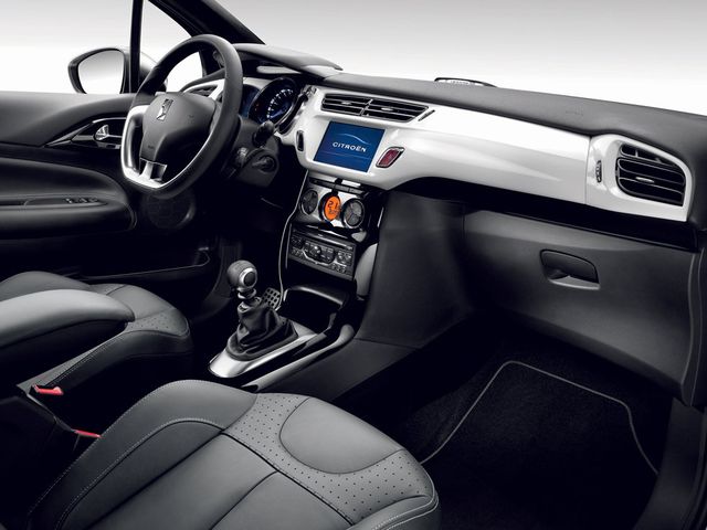 ▲基本的にはプレーン傾向のデザインだが、随所にシトロエンらしい個性も感じられるDS3のコックピット。写真は本国仕様のスポーツシック