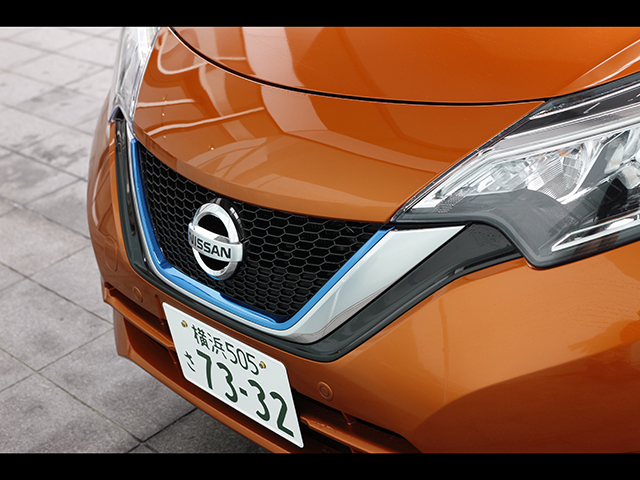 ▲フロントグリルを縁取る青いラインがe-POWERの目印