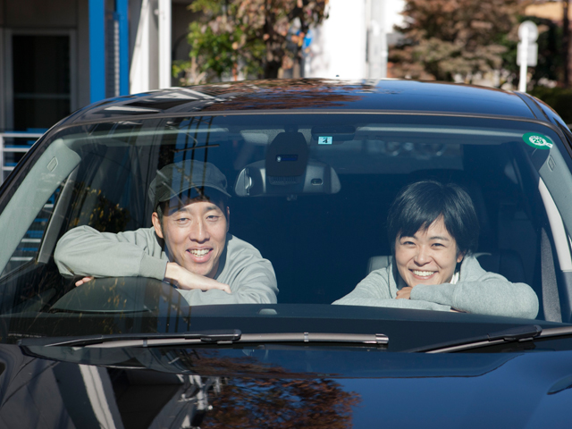 ▲稲葉家（左：真さん、右：志保さん）の愛車は、家族の笑顔を燃料に走る“縁の下の力持ち”