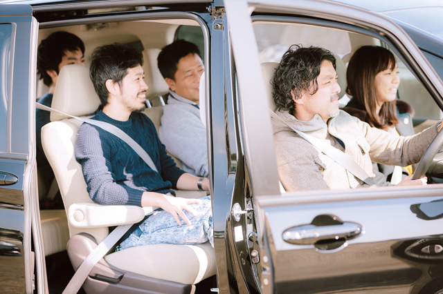 ▲試乗したのは2列目シートに左右独立したキャプテンシートが配置された6人乗り仕様。1～3列目のどこに座っても頭上、足元ともに窮屈さを感じることなく長時間過ごせる。後列へいくにしたがって少しずつ目線が高くなるようにシートが配置されているため、後列に座っても閉塞感を感じにくい