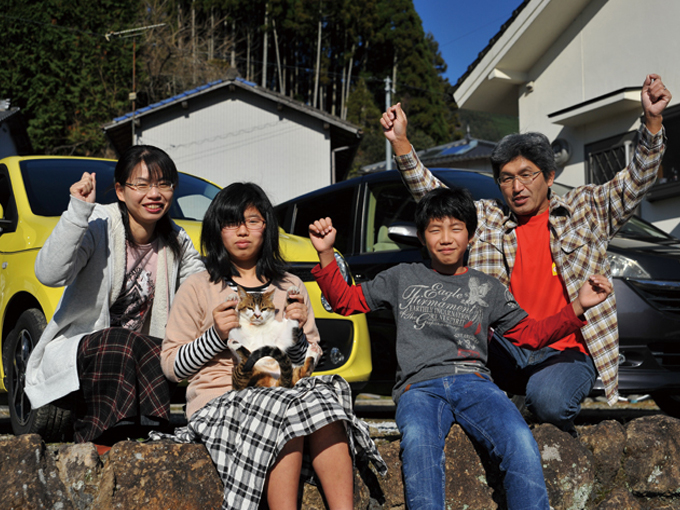 ▲眞田家のお子さんは4人姉弟（＋1匹）。家族で出かけるときは、もう1台のミニバンが、少人数の送迎やお父さんの通勤時にはトゥインゴが活躍する