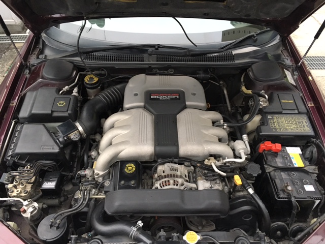 ▲最高出力240psを発生する3.3L V6水平対向エンジン。回転数に関わらず極太トルクがモリモリと湧き上がるタイプのエンジンであり、新車時の広告コピー「500miles a day」、つまり「1日で500マイル＝800km走破できる車」というのは伊達じゃないと痛感させられる