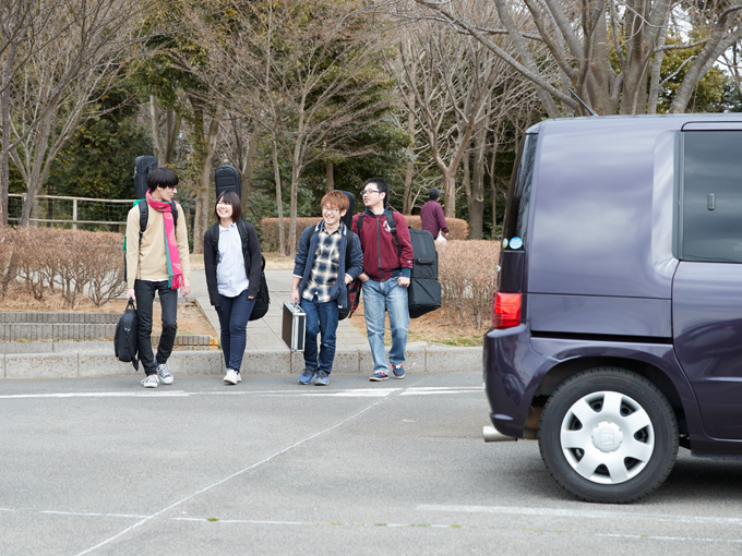 ▲機材車＆オーナーはバンドの「縁の下の力持ち」!? 最年少ながら、バンドを支える“小田ちゃん”と愛車の周りはいつも笑顔で溢れている