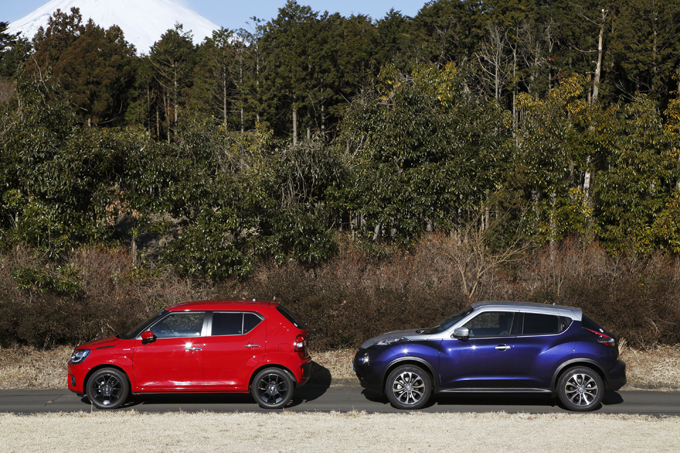 ▲左がイグニス、右は日産 ジューク。こうして比べてみると、イグニスのコンパクトさがよく分かると思います