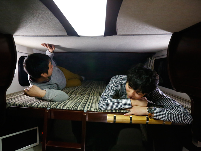 ▲運転席上部の角のようなスペース。こちらはクレソンですが、大人2人が寝転がってもゆったりとしています