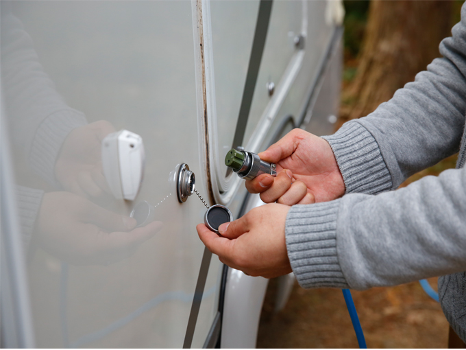 ▲こちらはクレソンの外部電源口。車種によりこちらの口が、後ろや右側に付いていたりするので要確認