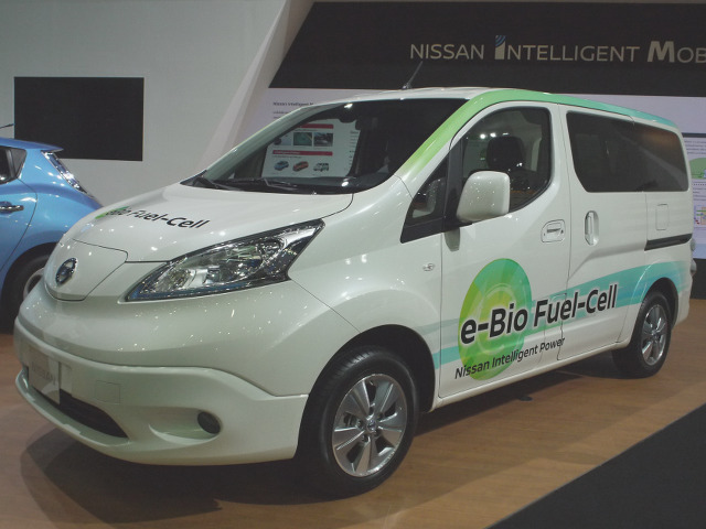 ▲日産ブースの片隅に何やら注目を集めるNVバネットが置いてあった。これは、e-NV200をベースにバイオエタノールから発電した電気で走行する、燃料電池車のプロトタイプで、2016年8月にブラジルで発表されたものだった。航続距離は600km以上とのこと