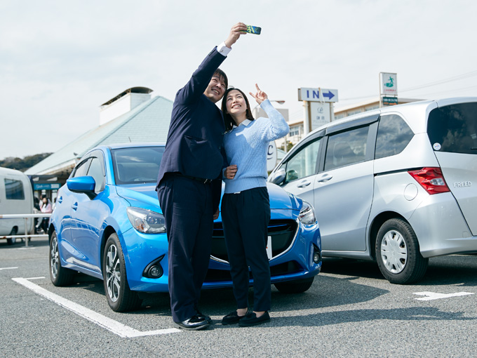 ▲仕事グルマといえど、プライベートでも使うマイカー。悩んだ末に購入したデミオは、彼女もお気に入りの1台