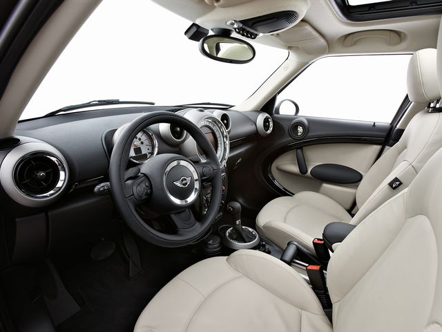 ▲旧型ミニ クロスオーバーの運転席まわり。この時代のミニ一族に共通するデザインテイストですが、クロスオーバーはアイポイントが高いため運転がしやすく、そして見晴らしというか気分も上々です