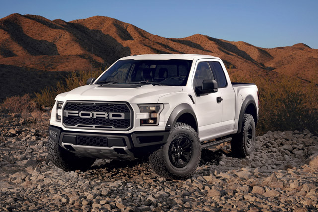 ▲現行型F-150のサイズはスーパークルーが5890mm、全幅は2029mmとなります。F-150は他のモデルとグリルが異なるスポーツグレードのラプター（写真）がクール！