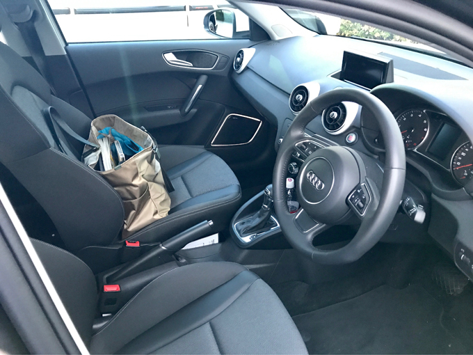 ▲車体はコンパクトだが、前席はそれほど狭さを感じない。コンパクトな分、細い道などでの取りまわしは良い
