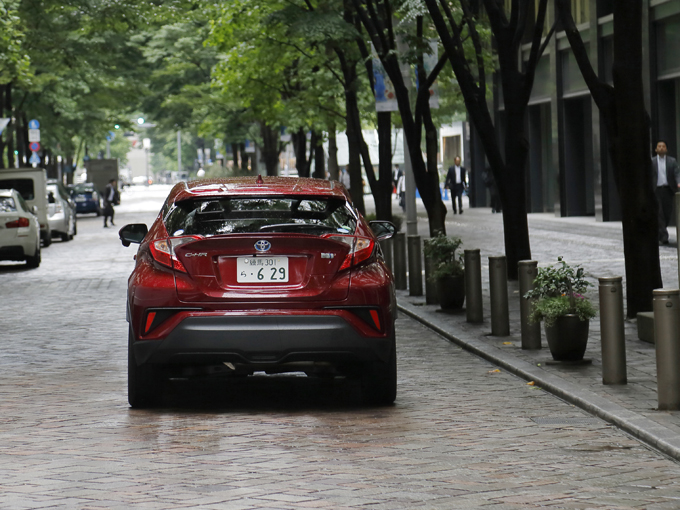 ▲後ろ姿もかっこいいC-HR。でも新車はちょっと……なんて人のために、本記事ではオススメの中古車をご紹介