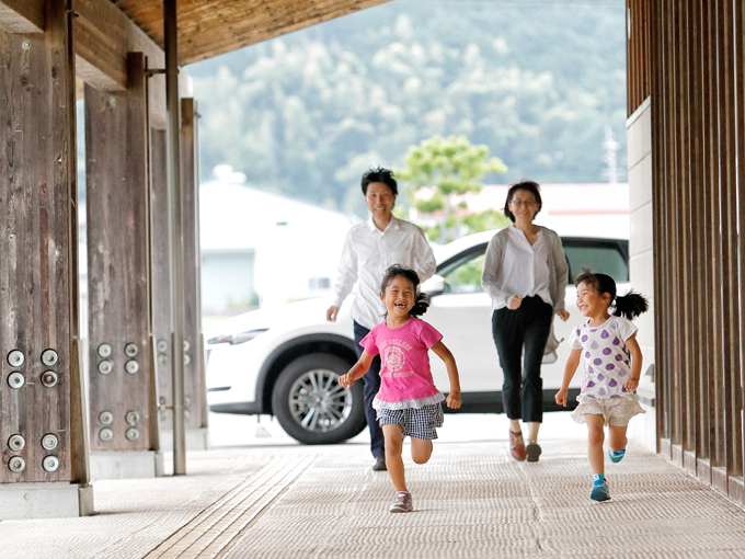 ▲元気いっぱいの娘さんたち。車好きのパパの影響で、長女の香春さんも車が大好き