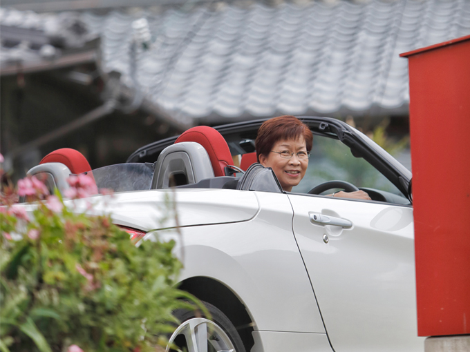 ▲陽気な笑顔で取材に応じてくれた堀さん。昔からオープンカーに乗ることに憧れていた