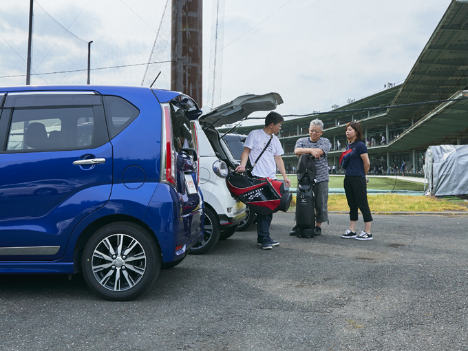 ▲愛車とともにゴルフ練習場へと足しげく通う平山さん（右）。7月にはコースデビューも果たし、ますますゴルフ熱を上げている