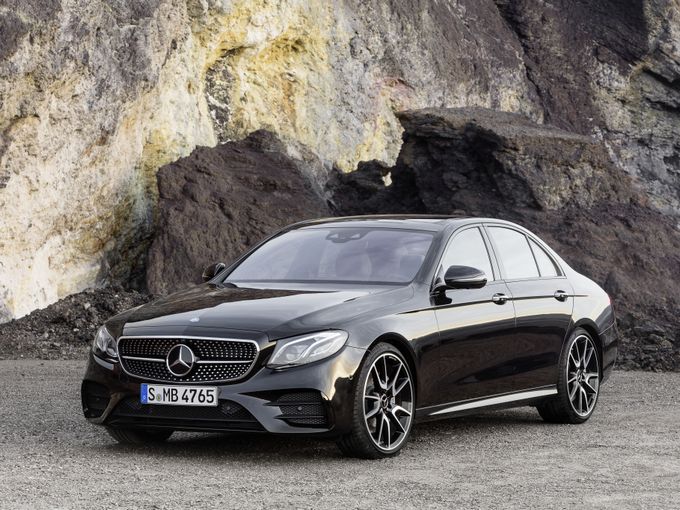 ▲メルセデス・ベンツ Eクラスの刷新に合わせて16年10月に登場したメルセデスAMG E43 4マチック。専用開発された3L V6エンジンは最高出力401psを発生します。中古車は総額1000万～1100万円ぐらいが目安