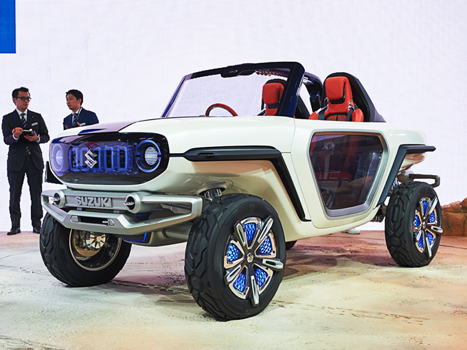 ▲ひときわ目を引いたこの車は、未来のコンパクトSUV「e-サバイバー」。スズキSUV伝統の走破性はそのままに、電動化による新たな4WDの可能性を提案しています