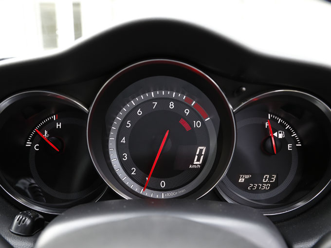 ▲“男の仕事場”感が漂うインパネまわり。運転席に座ると、自然に気持ちが高まる