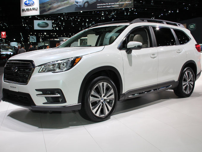 ▲スバルはフラッグシップモデルとなる、中型SUV（彼の地では。日本では十分大型である）「アセント」を発表。米国での高いブランド力を生かし、さらなる成長を求めたモデルにあたる。3列シートが備わり、7名および8名の乗車が可能。ゆとりある室内空間が実現される