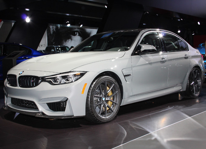 ▲BMWはハイパフォーマンスモデル、M3をさらに鍛え上げた限定車「M3 CS」をワールドプレミア。最高出力はノーマルM3比で＋10psの460psを発生。7速デュアルクラッチとの組み合わせで、0-100km/h加速は3.9秒を実現。ボンネットやルーフはカーボンファイバー製