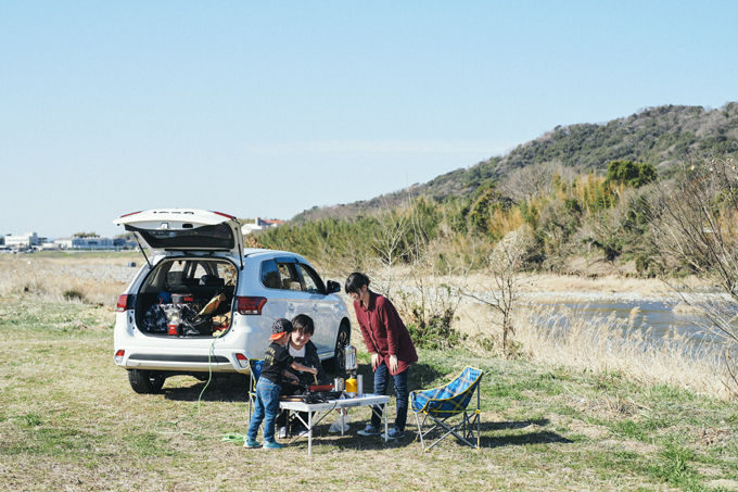 ▲この日は、おいっ子も連れてピクニックに。1500Wのコンセントは冬場の海釣りで暖をとったりする際も役立っているそう