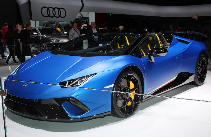 ▲ランボルギーニは、ウラカンのハイパフォーマンスモデル、ペルフォマンテにスパイダーモデルを追加し、ここジュネーヴで公開。5.2L V10は、ノーマルモデル比＋30psの640psを発生。重量もウラカンスパイダー比で35kgの軽量化が図られている