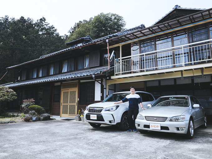 ▲埼玉県にお住まいの田島さん。広い敷地に2台の愛車が置かれていた