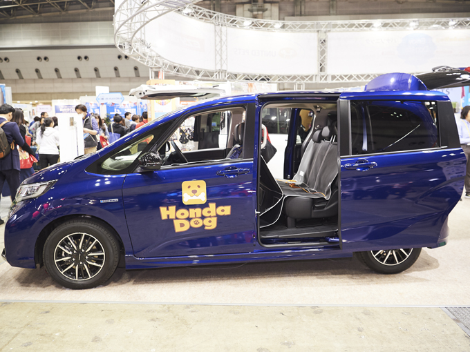 ▲ホンダ車の純正用品を取り扱うホンダアクセスには、ワンちゃんがリラックスできたら、ドライブはもっと楽しくなる！ をモットーに、簡単に設置できるグッズが沢山ありました