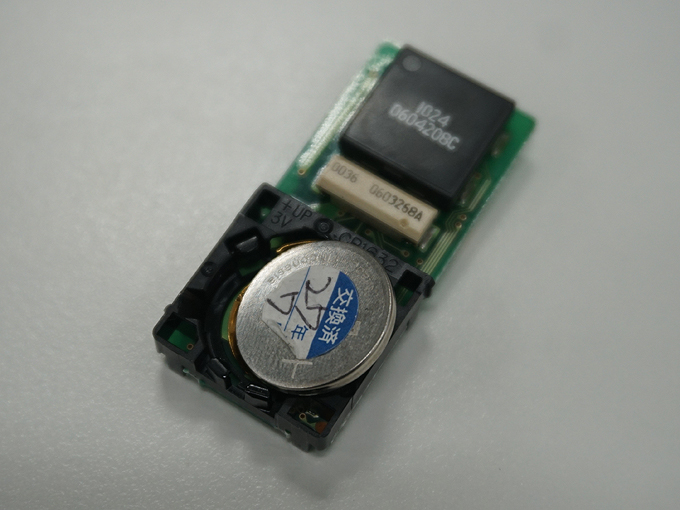▲この丸いボタン電池が原動力です。ボタン電池の＋－の向きは乾電池のようにはっきりとわかりにくいので、表面に記載されている表記を見て覚えておきましょう