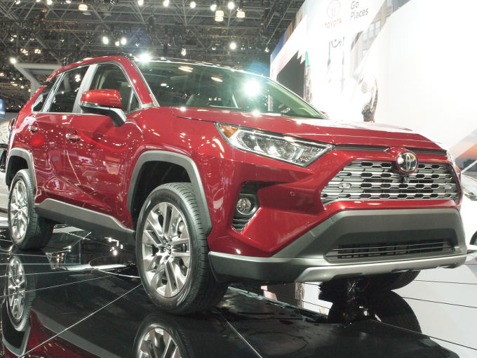 ▲日本国内のラインナップからは外れているものの、米国では最量販SUVになっているトヨタ RAV4がワールドプレミアされた。日本国内では2019年春に復活する予定というから楽しみだ。TNGA思想に基づく新規プラットフォームの採用や、2.5Lハイブリッドが設定されるなど、注目のポイントも多い