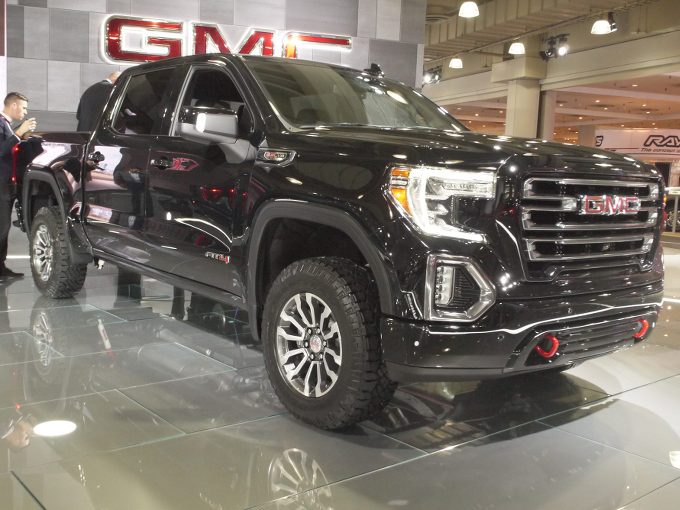 ▲2018年1月にフルモデルチェンジされた、シボレー シルバラードピックアップの流れをくむ兄弟車、GMC シエラがデビューした。会場には、ダブルキャブの4WD仕様という新グレードのAT4が展示されていた。エンジンは5.3L V8で、2スピードのトランスファーを持つ、本格4WD車となる