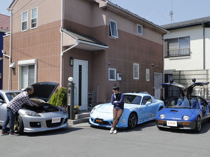 ▲黒木家には車が3台。ロードスター改をはじめ、RX-8、AZ-1とすべてマツダ車というマツダフリークの一家だ。黒木さんのお父さまがファミリアを乗り継いできた影響で、黒木さんも自然とマツダファンとなり、ロードスターだけで3台目というコッテコテのマツダファン！