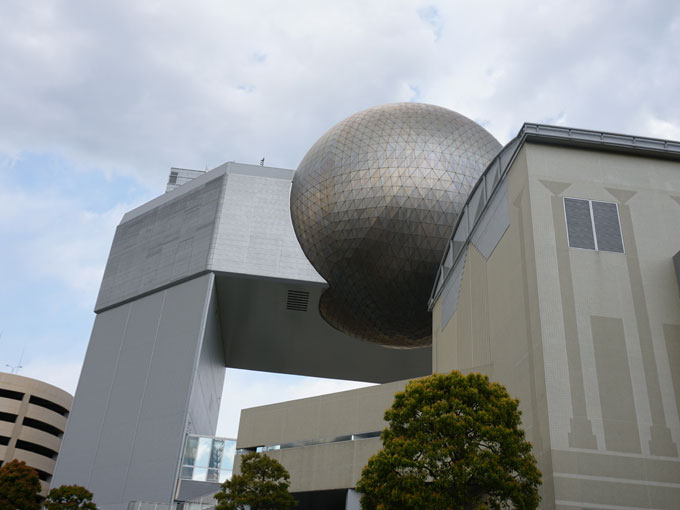 ▲市街地にはハイテク感漂う建物が！ 聞けばプラネタリウムのようで、休日は家族連れでにぎわうという