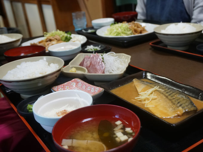 ▲地元の人やトラックドライバーなどの方からも愛されているという食堂へ。魚がうまい！