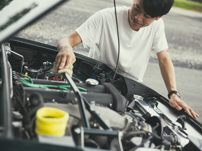 ▲2人の車に比べて須田さんのロードスターは、純正に近い形で乗られている。ゴリゴリの改造よりも美しい車にしたいと言い、ボンネットの中までピカピカに磨き上げている