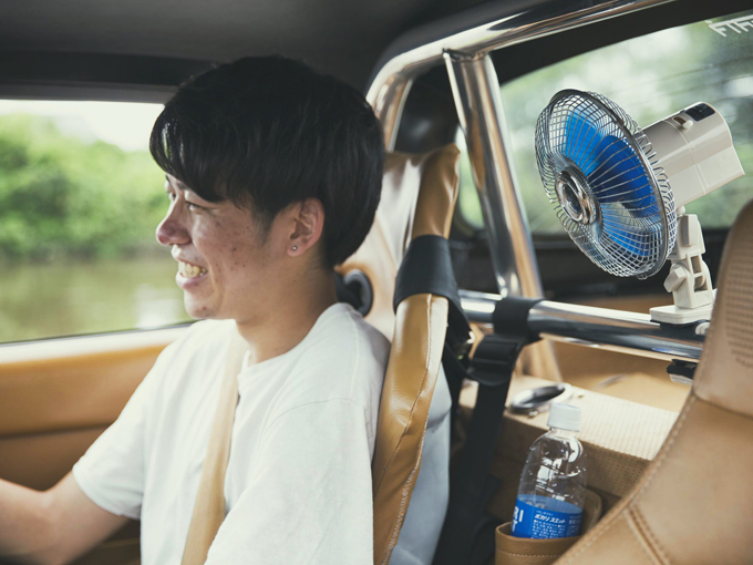 ▲冷房は付いているが故障しているため、小型の扇風機を運転席の横に設置している。平成初期を思わせるデザインが、車体のクラシックな雰囲気にもマッチしている