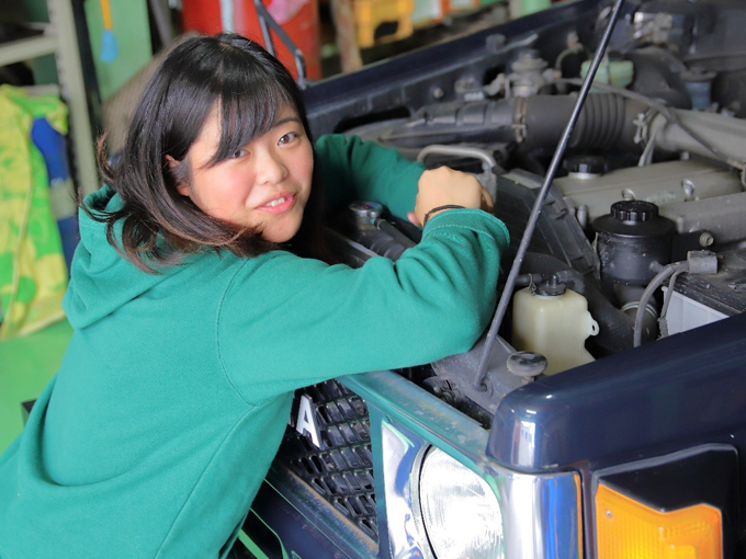 ▲ランドクルーザー70系に乗っているのは、なんと女子大生の坂元あゆみちゃん。初めて大学に乗っていったときは「戦車で登校してきたぁ～！」とうわさになったとか（笑）