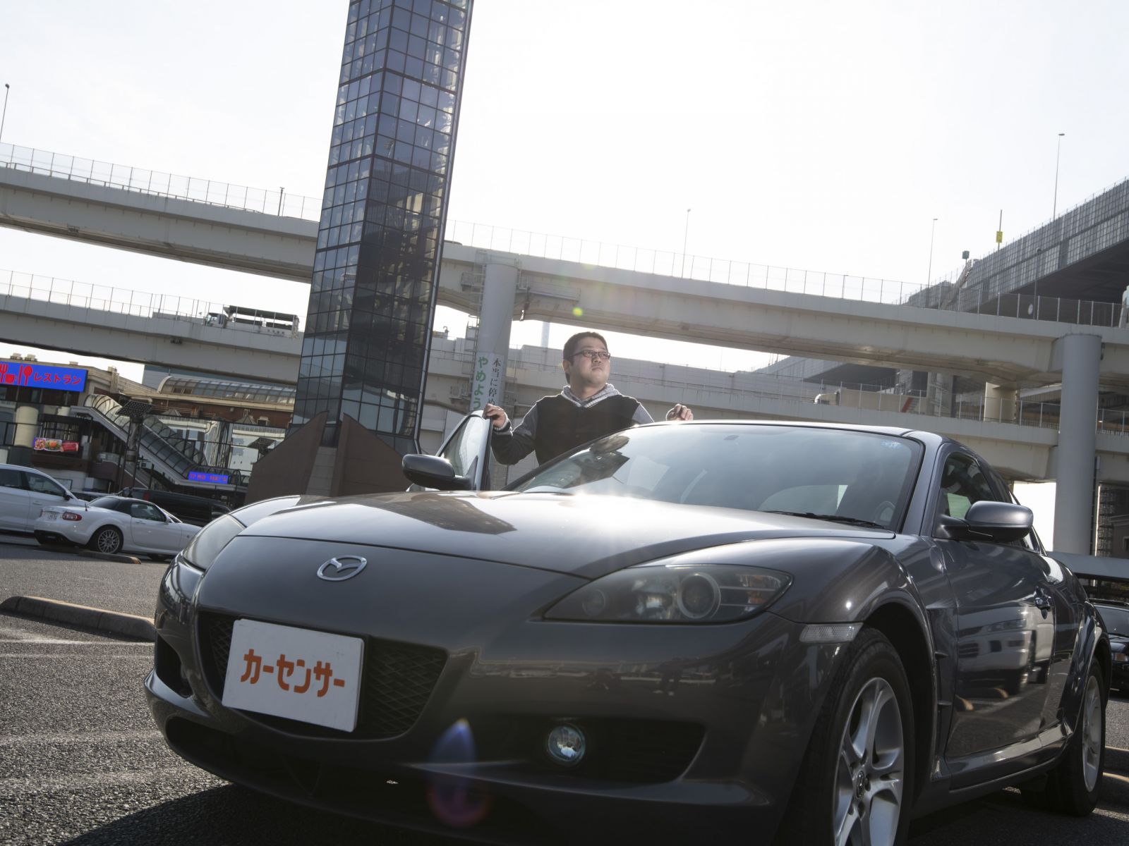 ▲ロータリーエンジンの魅力を、車好きのおじいさまから受け継いだ岡部真司さん