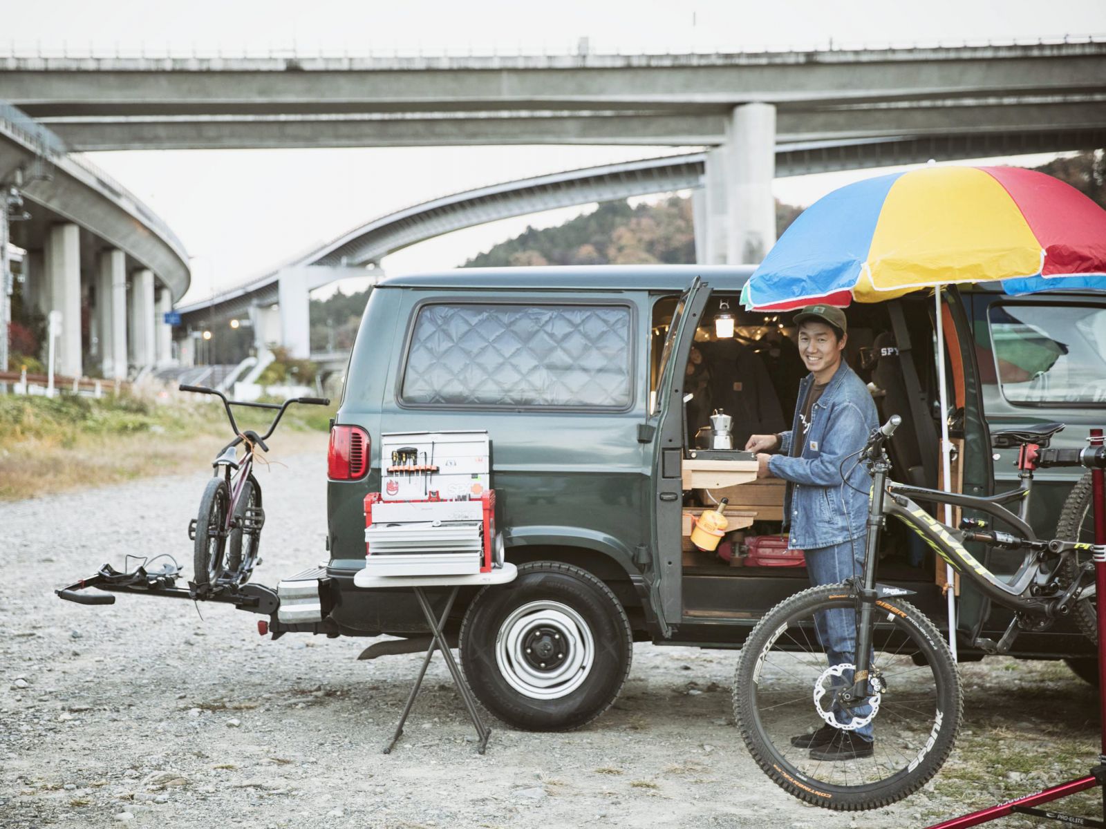 ▲ラムバンの後部のサイクルキャリアにマウンテンバイクを2台乗せ、全国を旅する青木卓也さん