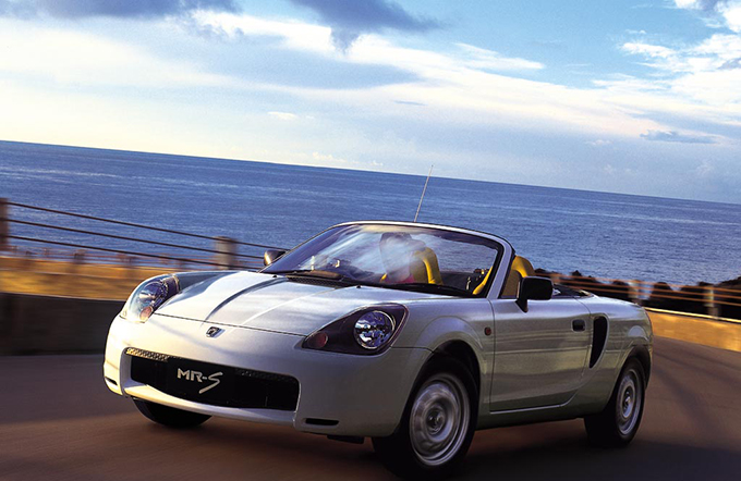 ▲MR2でスポーツに走りすぎてしまった経験から、手軽にスポーツ走行を楽しめるオープン2シーターを目指したトヨタ MR-S