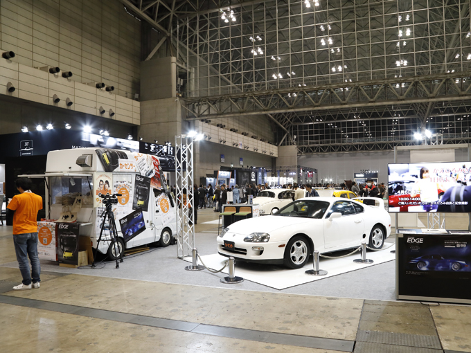 ▲今年のカーセンサーブース！ 展示車はスポーツカー専門の販売店「GTNET」より提供いただいたトヨタ スープラ（A80）です