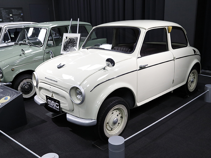 ▲1960年に発売された「三菱500」は後に「コルト」へと発展。さらに「ギャラン」へと進化する礎を築いた。また三菱500は1962年にマカオグランプリに出場し、見事1・2・3フィニッシュを遂げるなど、三菱自動車のモータースポーツの原点にもなっている