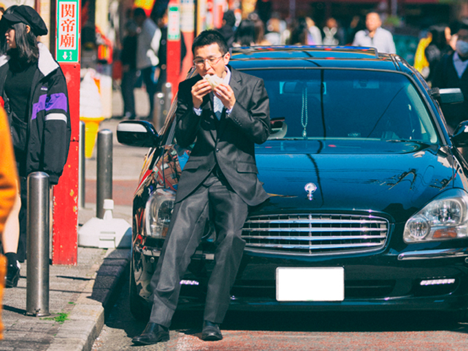 ▲中華街で好物の肉まんをガブリ。休みの日は車を磨いて、地元でのドライブを楽しむ佐藤翔さん