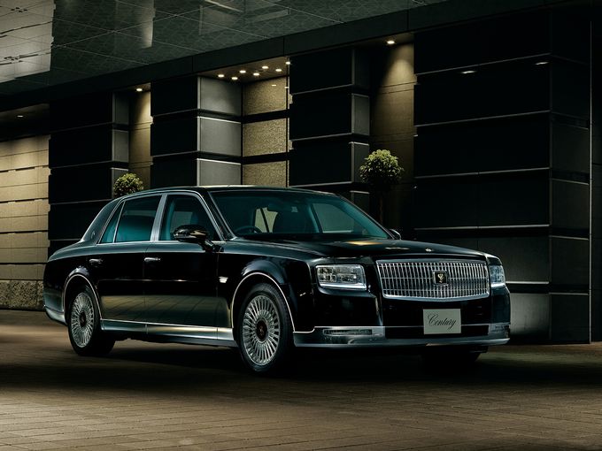 ▲2018年登場の現行トヨタ センチュリー。V8エンジン＋強力な電気モーターという組み合わせ